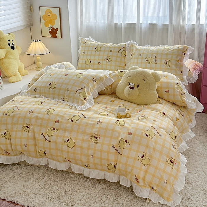 91家纺网 家纺一手货源 找家纺 玉元坊2025新款三丽鸥系列 全棉床单纯棉床裙三四件套  焦糖布丁狗-白花边款