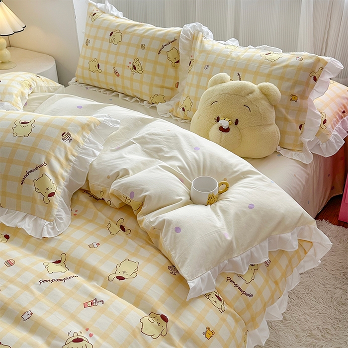 91家纺网 家纺一手货源 找家纺 玉元坊2025新款三丽鸥系列 全棉床单纯棉床裙三四件套  焦糖布丁狗-白花边款