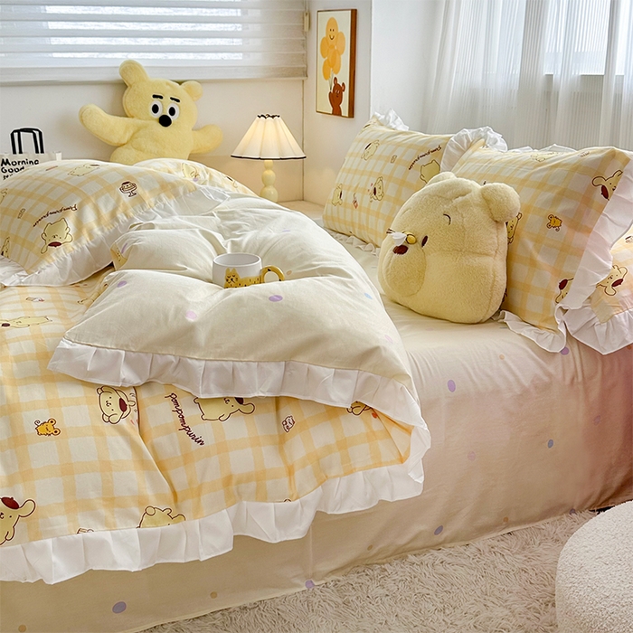 91家纺网 家纺一手货源 找家纺 玉元坊2025新款三丽鸥系列 全棉床单纯棉床裙三四件套  焦糖布丁狗-白花边款