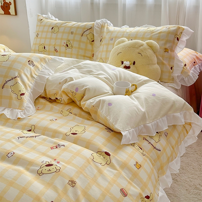 91家纺网 家纺一手货源 找家纺 玉元坊2025新款三丽鸥系列 全棉床单纯棉床裙三四件套  焦糖布丁狗-白花边款