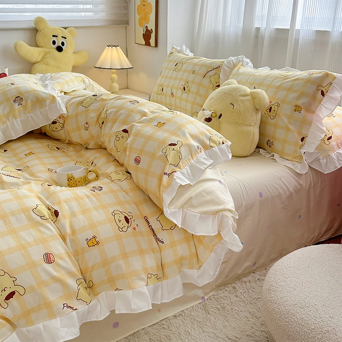 91家纺网 家纺一手货源 找家纺 玉元坊2025新款三丽鸥系列 全棉床单纯棉床裙三四件套  焦糖布丁狗-白花边款