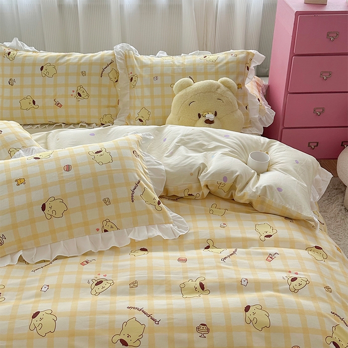 91家纺网 家纺一手货源 找家纺 玉元坊2025新款三丽鸥系列 全棉床单纯棉床裙三四件套  焦糖布丁狗-白花边款