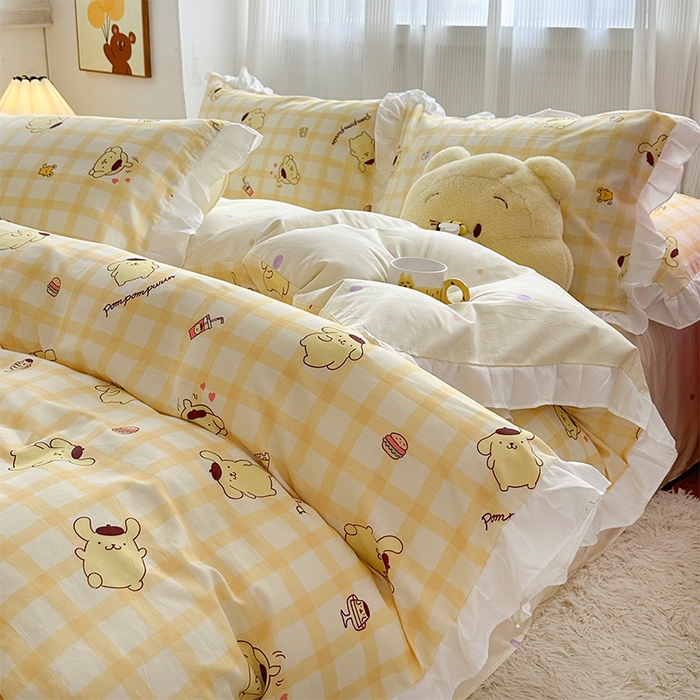 91家纺网 家纺一手货源 找家纺 玉元坊2025新款三丽鸥系列 全棉床单纯棉床裙三四件套  焦糖布丁狗-白花边款