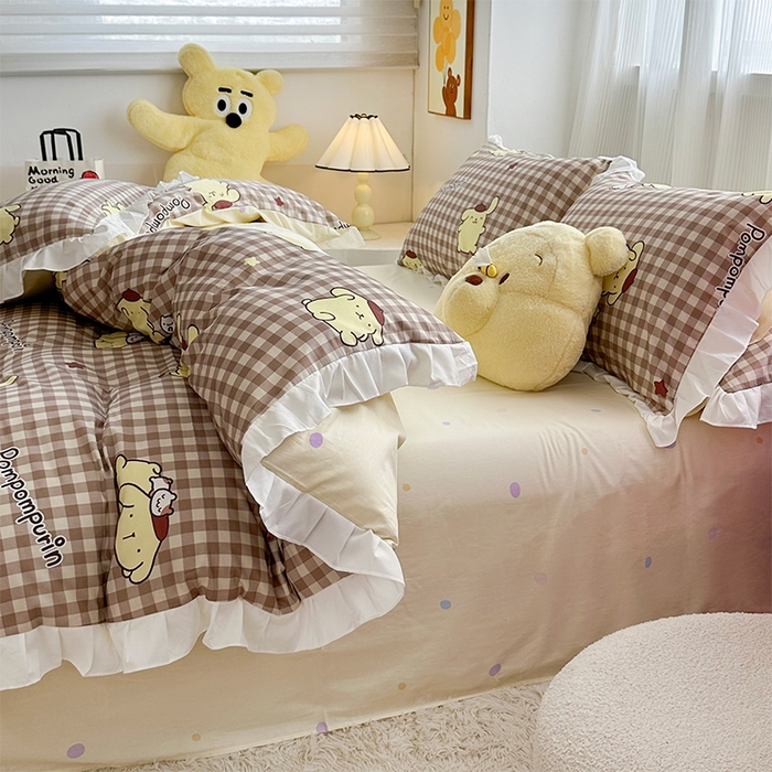 91家纺网 家纺一手货源 找家纺 玉元坊2025新款三丽鸥系列 全棉床单纯棉床裙三四件套 可可布丁狗-白花边款