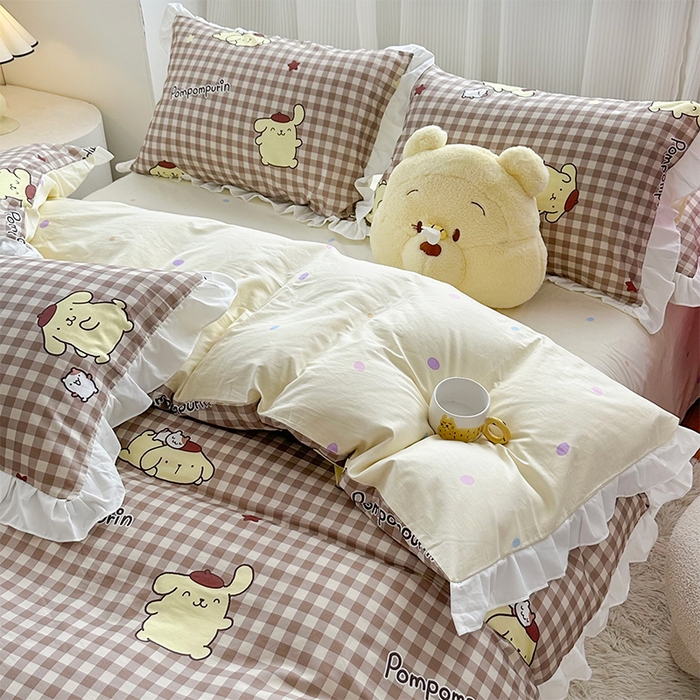 91家纺网 家纺一手货源 找家纺 玉元坊2025新款三丽鸥系列 全棉床单纯棉床裙三四件套 可可布丁狗-白花边款