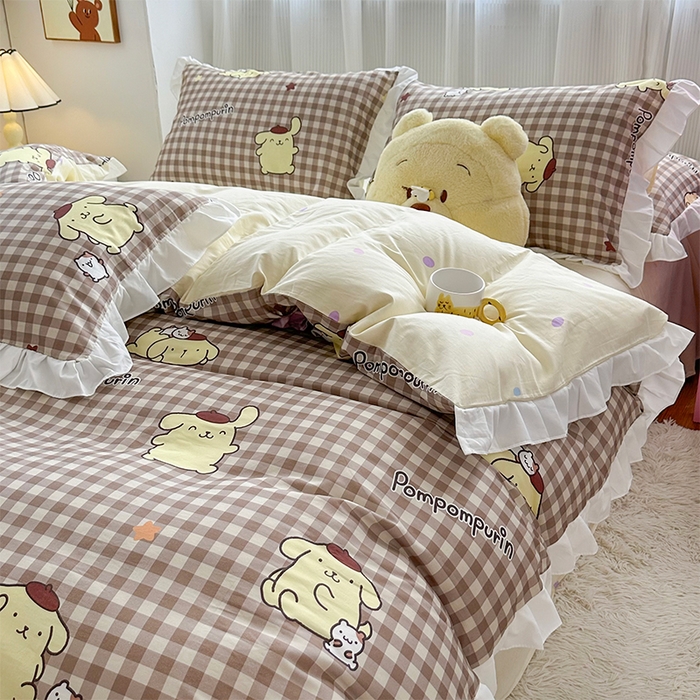 91家纺网 家纺一手货源 找家纺 玉元坊2025新款三丽鸥系列 全棉床单纯棉床裙三四件套 可可布丁狗-白花边款