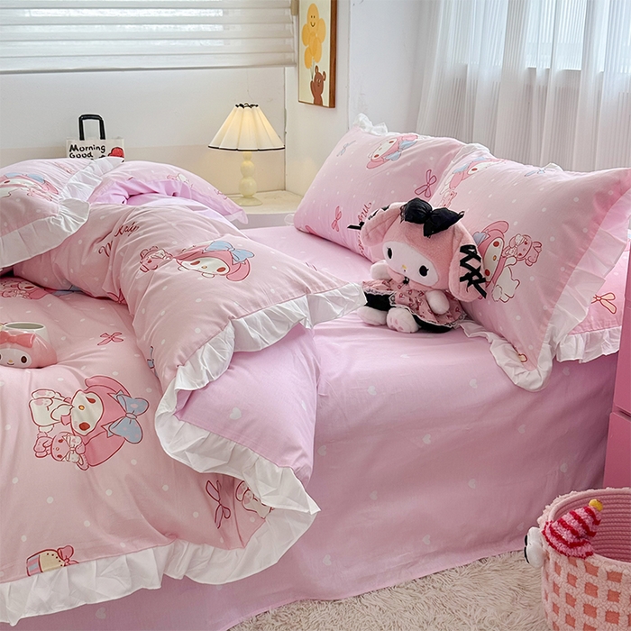 91家纺网 家纺一手货源 找家纺 玉元坊2025新款三丽鸥系列 全棉床单纯棉床裙三四件套  魔法美乐蒂-白花边款