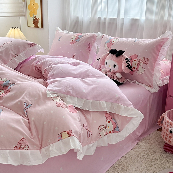 91家纺网 家纺一手货源 找家纺 玉元坊2025新款三丽鸥系列 全棉床单纯棉床裙三四件套  魔法美乐蒂-白花边款