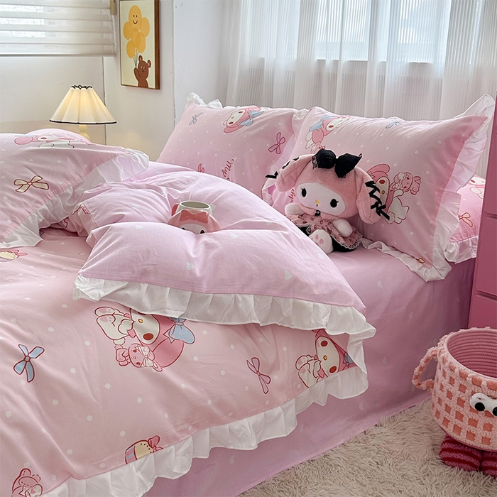 91家纺网 家纺一手货源 找家纺 玉元坊2025新款三丽鸥系列 全棉床单纯棉床裙三四件套  魔法美乐蒂-白花边款