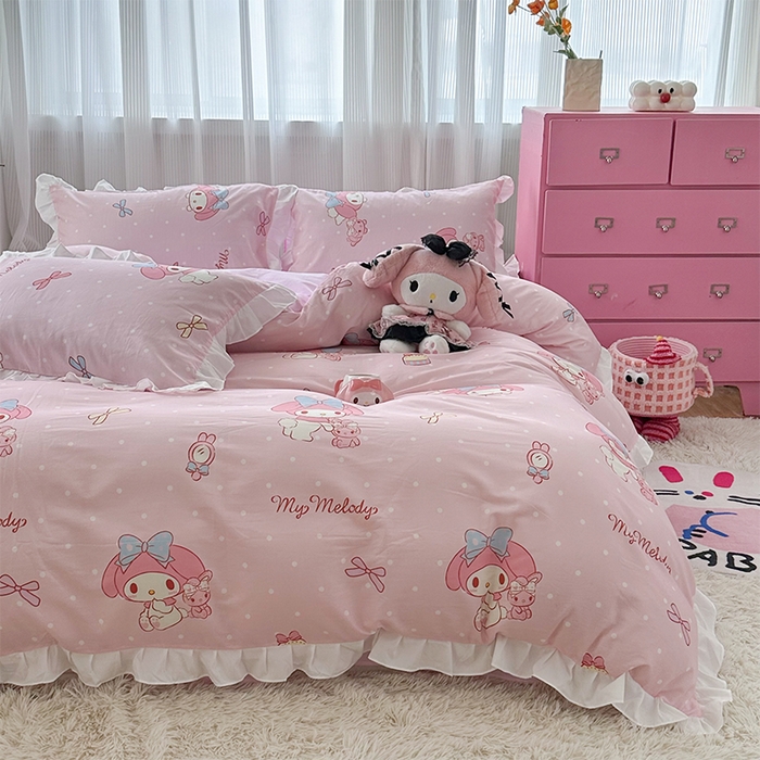 91家纺网 家纺一手货源 找家纺 玉元坊2025新款三丽鸥系列 全棉床单纯棉床裙三四件套  魔法美乐蒂-白花边款