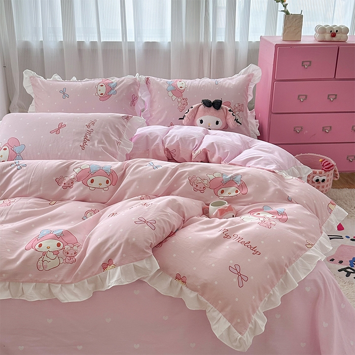 91家纺网 家纺一手货源 找家纺 玉元坊2025新款三丽鸥系列 全棉床单纯棉床裙三四件套  魔法美乐蒂-白花边款