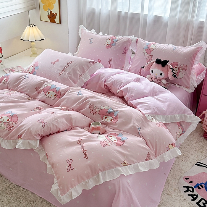 91家纺网 家纺一手货源 找家纺 玉元坊2025新款三丽鸥系列 全棉床单纯棉床裙三四件套  魔法美乐蒂-白花边款