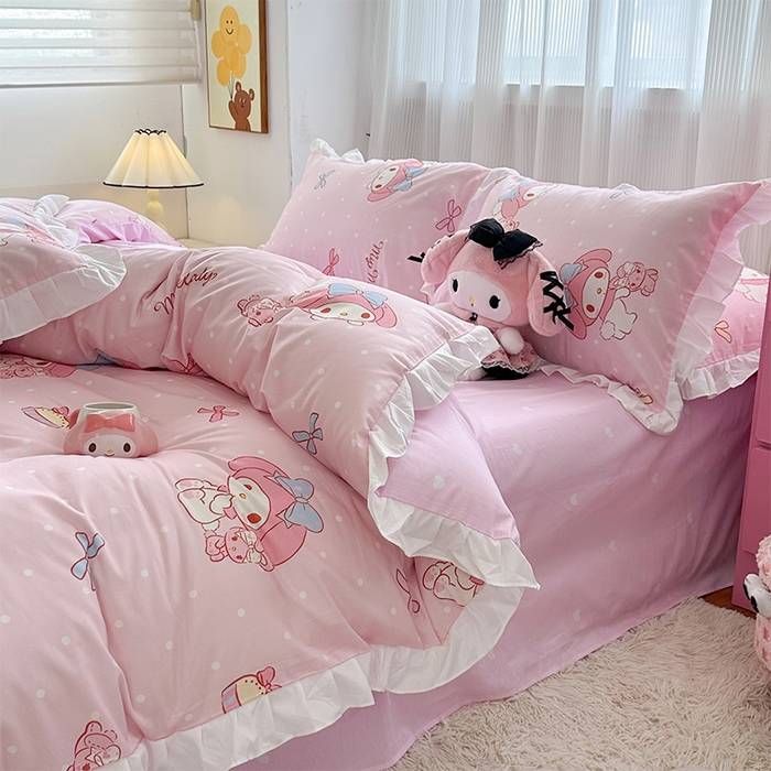 91家纺网 家纺一手货源 找家纺 玉元坊2025新款三丽鸥系列 全棉床单纯棉床裙三四件套  魔法美乐蒂-白花边款