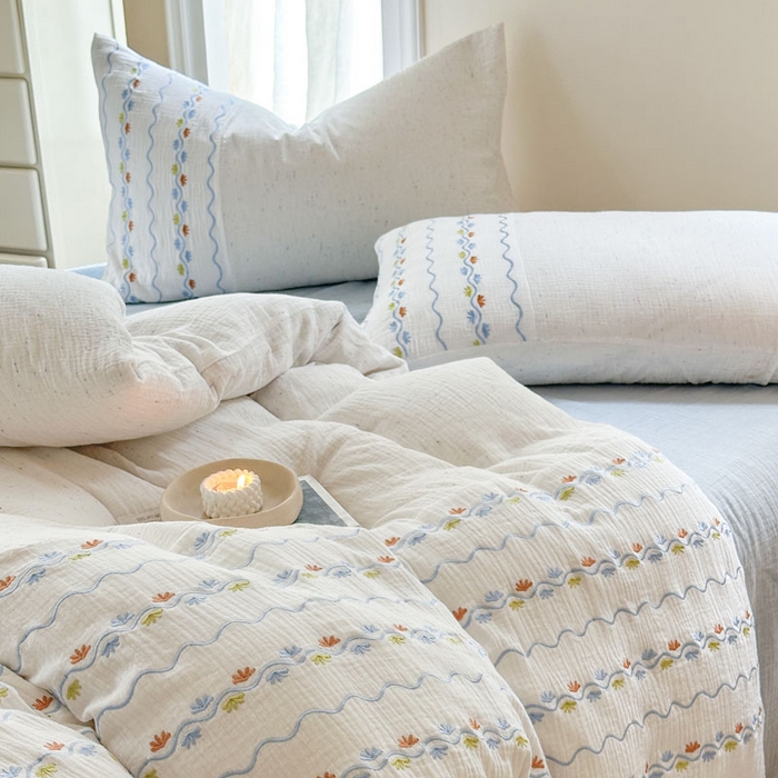 91家纺网 家纺一手货源 找家纺 木楌家居2025新款全棉彩点皱皱纱绣花四件套 织梦星河