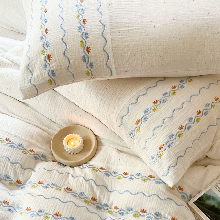 91家纺网 家纺一手货源 找家纺 木楌家居2025新款全棉彩点皱皱纱绣花四件套 织梦星河