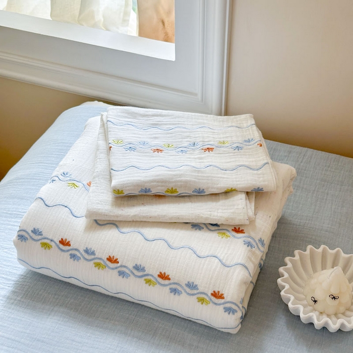 91家纺网 家纺一手货源 找家纺 木楌家居2025新款全棉彩点皱皱纱绣花四件套 织梦星河