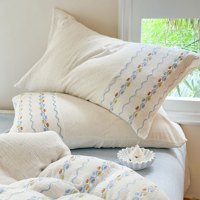 91家纺网 家纺一手货源 找家纺 木楌家居2025新款全棉彩点皱皱纱绣花四件套 织梦星河