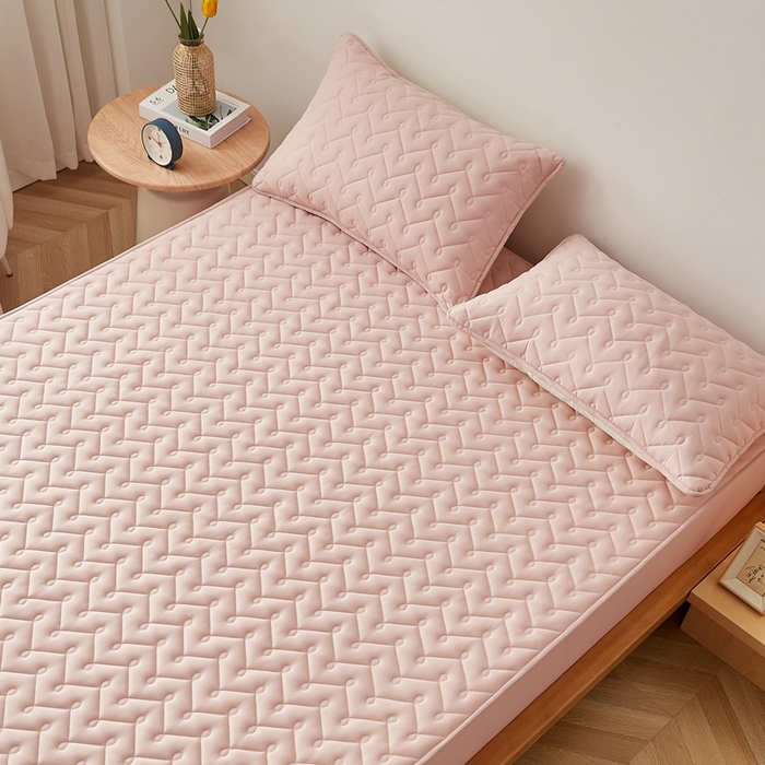 91家纺网 家纺一手货源 找家纺 蕾诺家纺 2025新款纯棉全包裹床罩防滑防尘夹棉床笠 波浪纹粉色