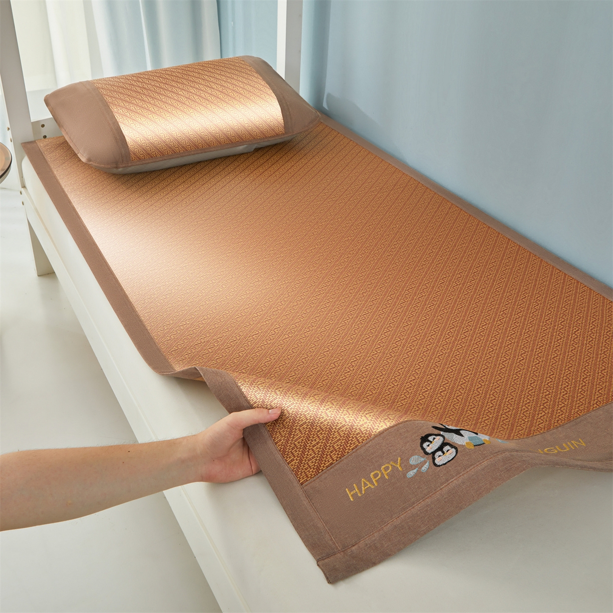 91家纺网 家纺一手货源 找家纺 绒艺席业 2025新款学生宿舍凉感藤席 游泳小企鹅-斜条纹