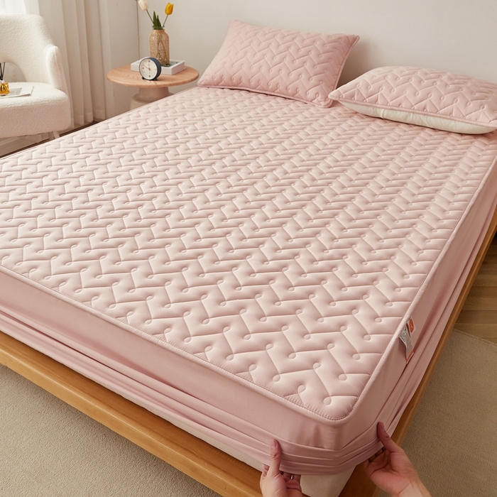 91家纺网 家纺一手货源 找家纺 蕾诺家纺 2025新款纯棉全包裹床罩防滑防尘夹棉床笠 波浪纹粉色