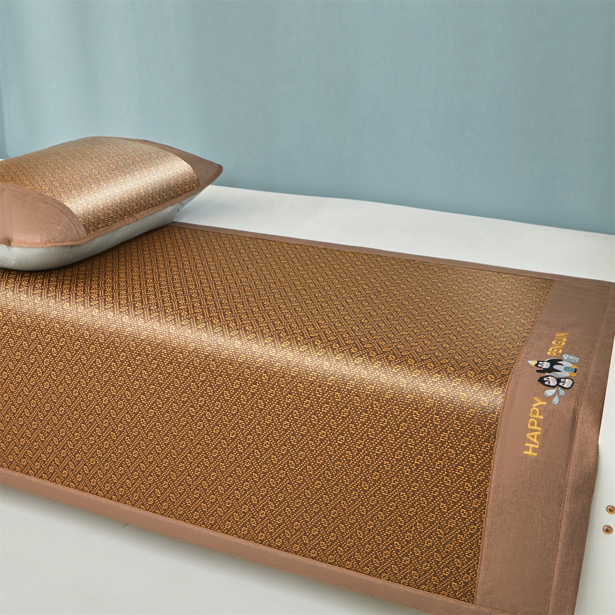 91家纺网 家纺一手货源 找家纺 绒艺席业 2025新款学生宿舍凉感藤席 游泳小企鹅-格纹