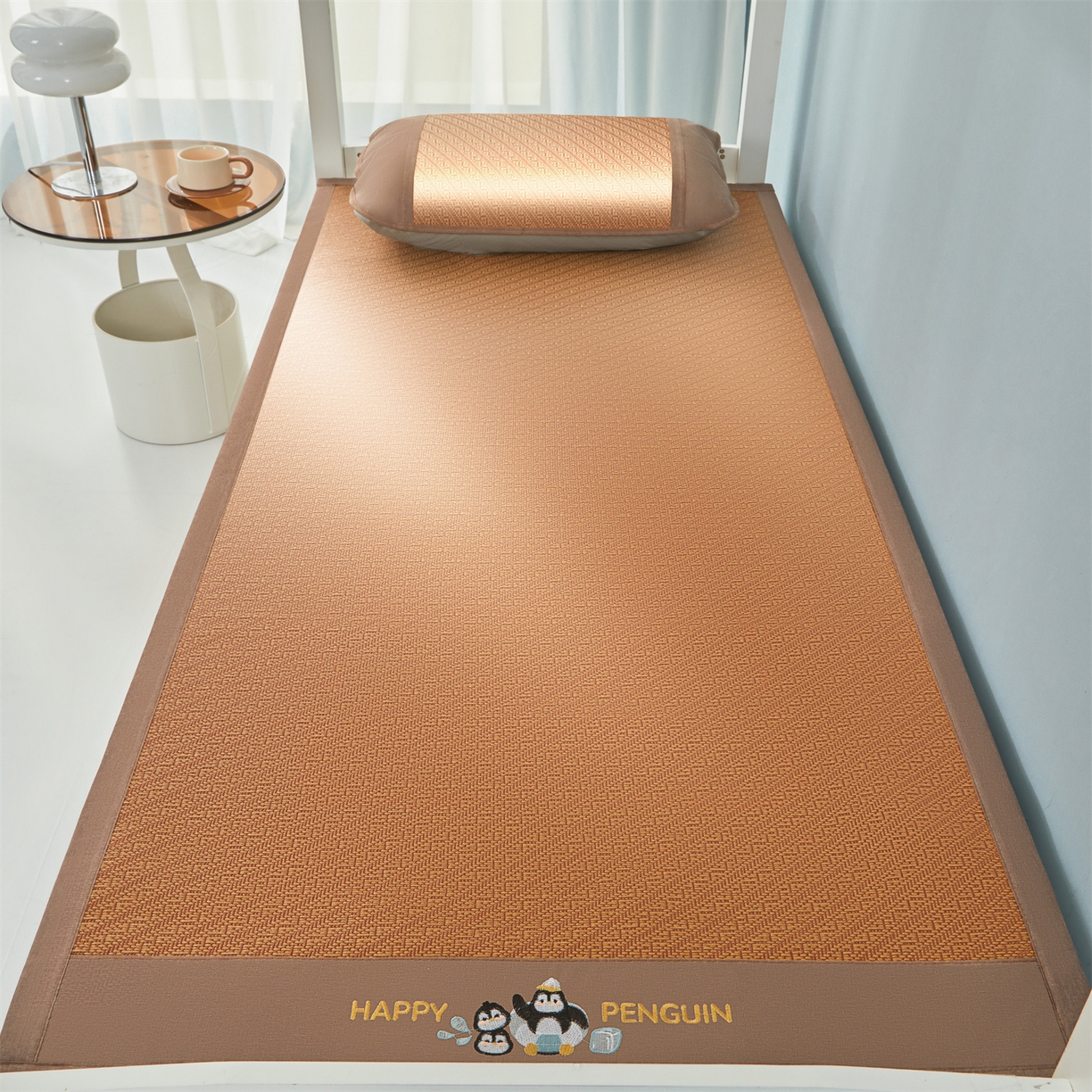 91家纺网 家纺一手货源 找家纺 绒艺席业 2025新款学生宿舍凉感藤席 游泳小企鹅-斜条纹