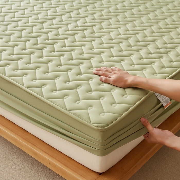 91家纺网 家纺一手货源 找家纺 蕾诺家纺 2025新款纯棉全包裹床罩防滑防尘夹棉床笠 波浪纹绿色