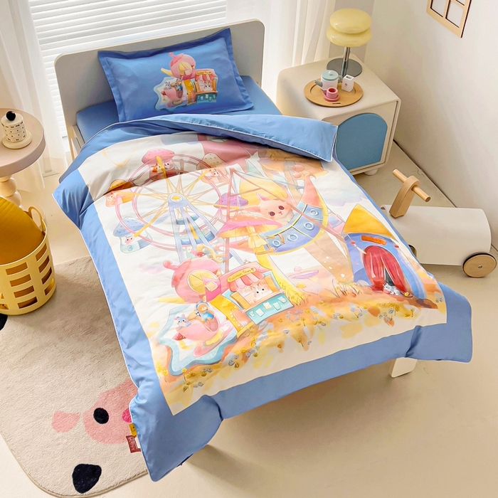 91家纺网 家纺一手货源 找家纺 梵赫 2025新款A类儿童数码卡通亲肤幼儿园套件三件套-星梦 摩天轮-蓝