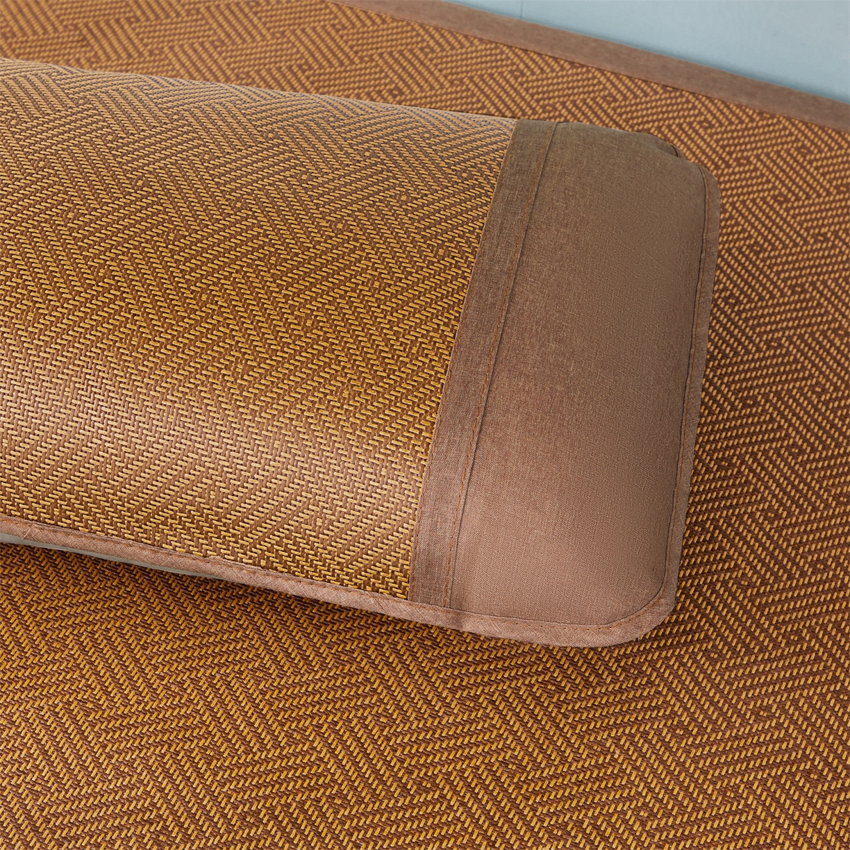 91家纺网 家纺一手货源 找家纺 绒艺席业 2026新款学生宿舍凉感藤席 游泳小企鹅-编织纹