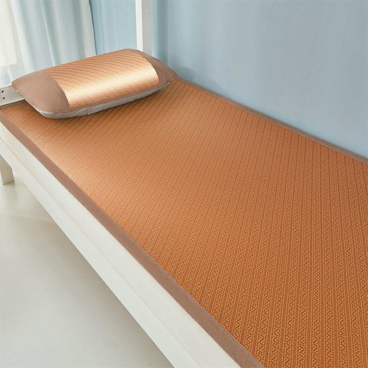 91家纺网 家纺一手货源 找家纺 绒艺席业 2025新款学生宿舍凉感藤席 游泳小企鹅-斜条纹