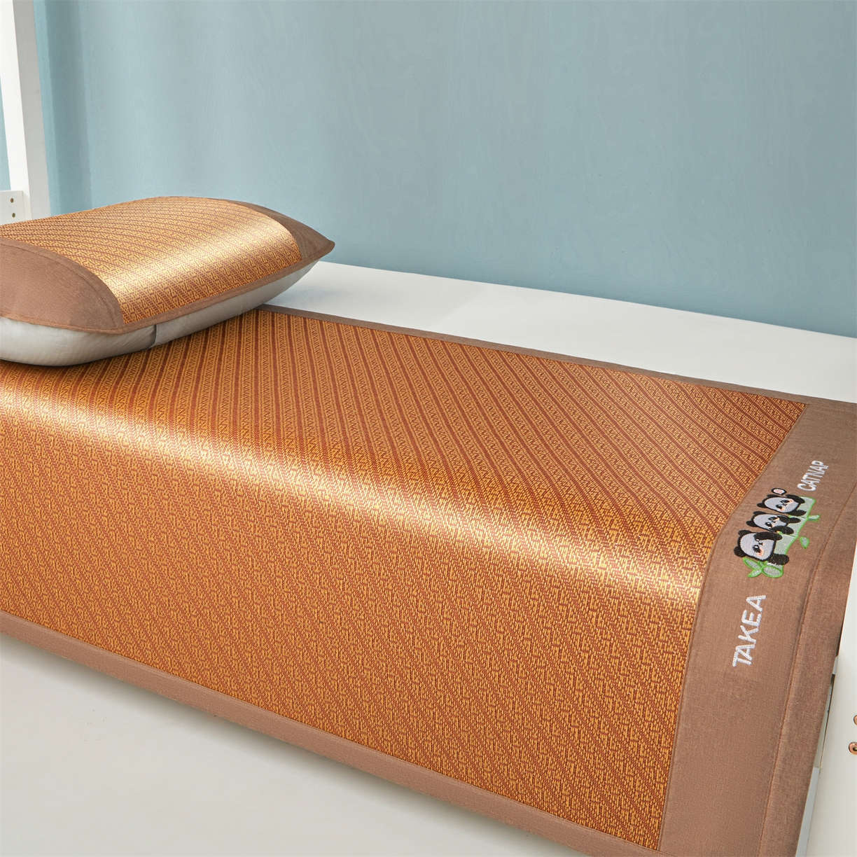 91家纺网 家纺一手货源 找家纺 绒艺席业 2025新款学生宿舍凉感藤席 萌萌熊猫-斜条纹