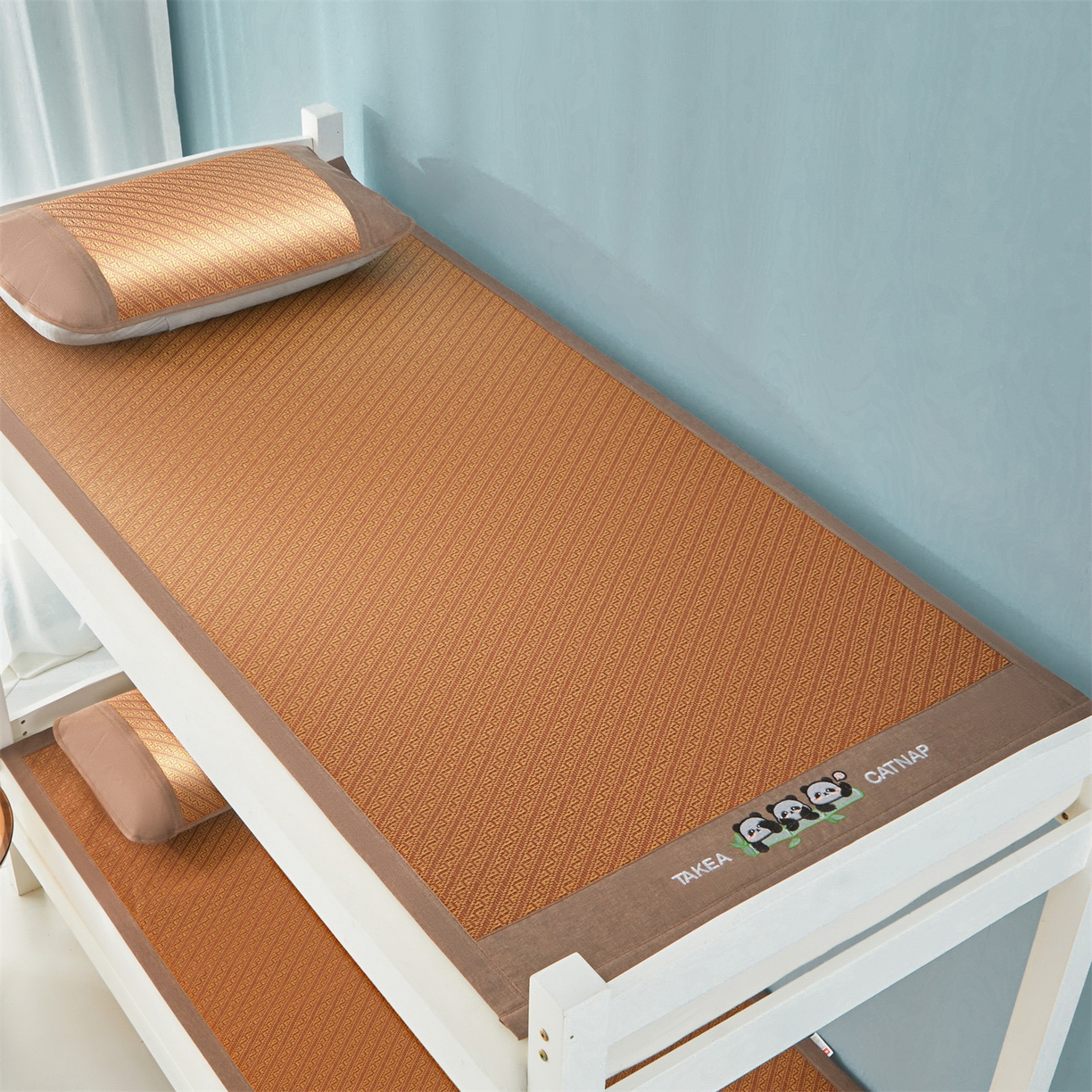 91家纺网 家纺一手货源 找家纺 绒艺席业 2025新款学生宿舍凉感藤席 萌萌熊猫-斜条纹