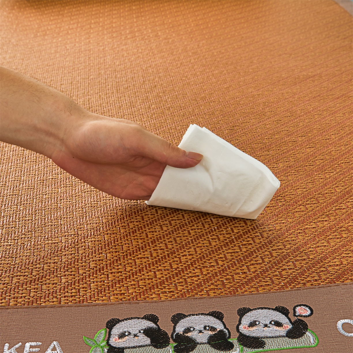 91家纺网 家纺一手货源 找家纺 绒艺席业 2025新款学生宿舍凉感藤席 萌萌熊猫-斜条纹