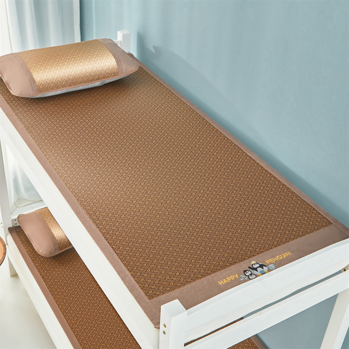 91家纺网 家纺一手货源 找家纺 绒艺席业 2025新款学生宿舍凉感藤席 游泳小企鹅-格纹