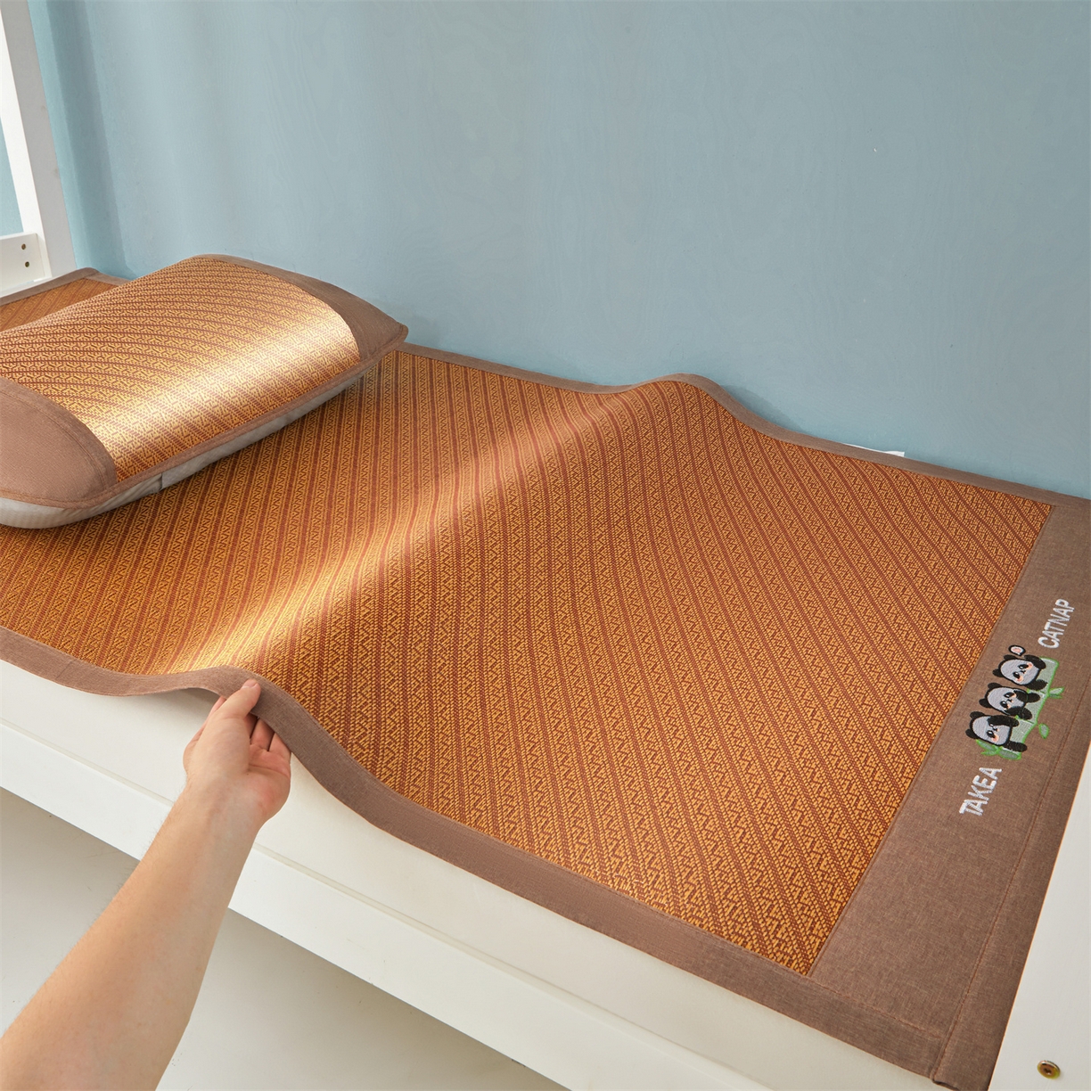 91家纺网 家纺一手货源 找家纺 绒艺席业 2025新款学生宿舍凉感藤席 萌萌熊猫-斜条纹