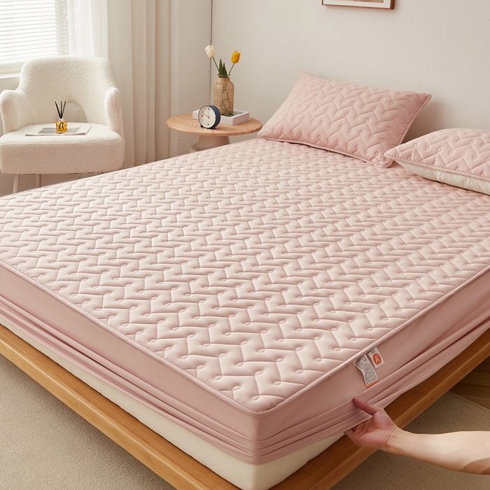 91家纺网 家纺一手货源 找家纺 蕾诺家纺 2025新款纯棉全包裹床罩防滑防尘夹棉床笠 波浪纹粉色