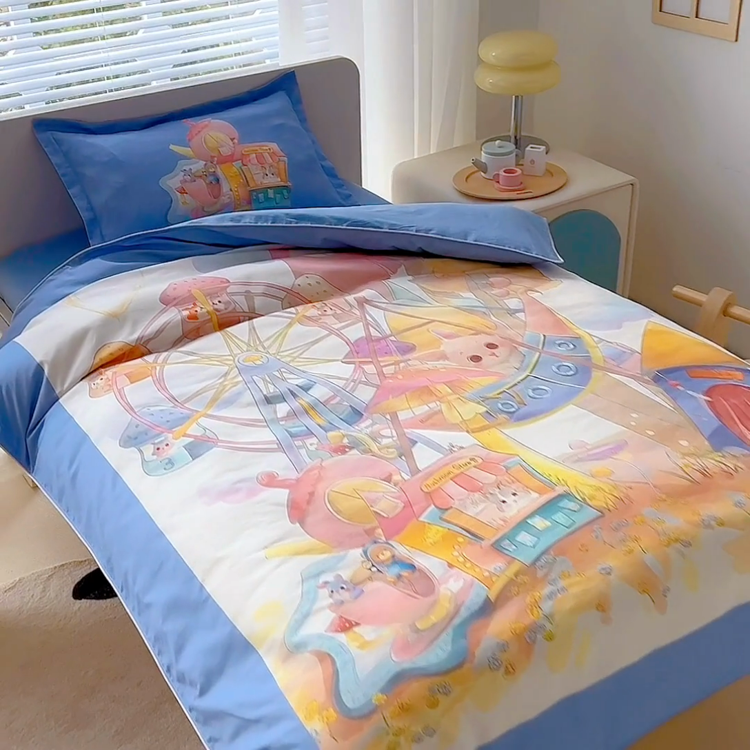 91家纺网 家纺一手货源 找家纺 梵赫 2025新款A类儿童数码卡通亲肤幼儿园套件三件套-星梦 摩天轮-蓝