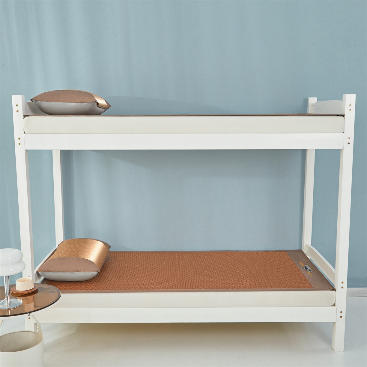 91家纺网 家纺一手货源 找家纺 绒艺席业 2025新款学生宿舍凉感藤席 游泳小企鹅-斜条纹