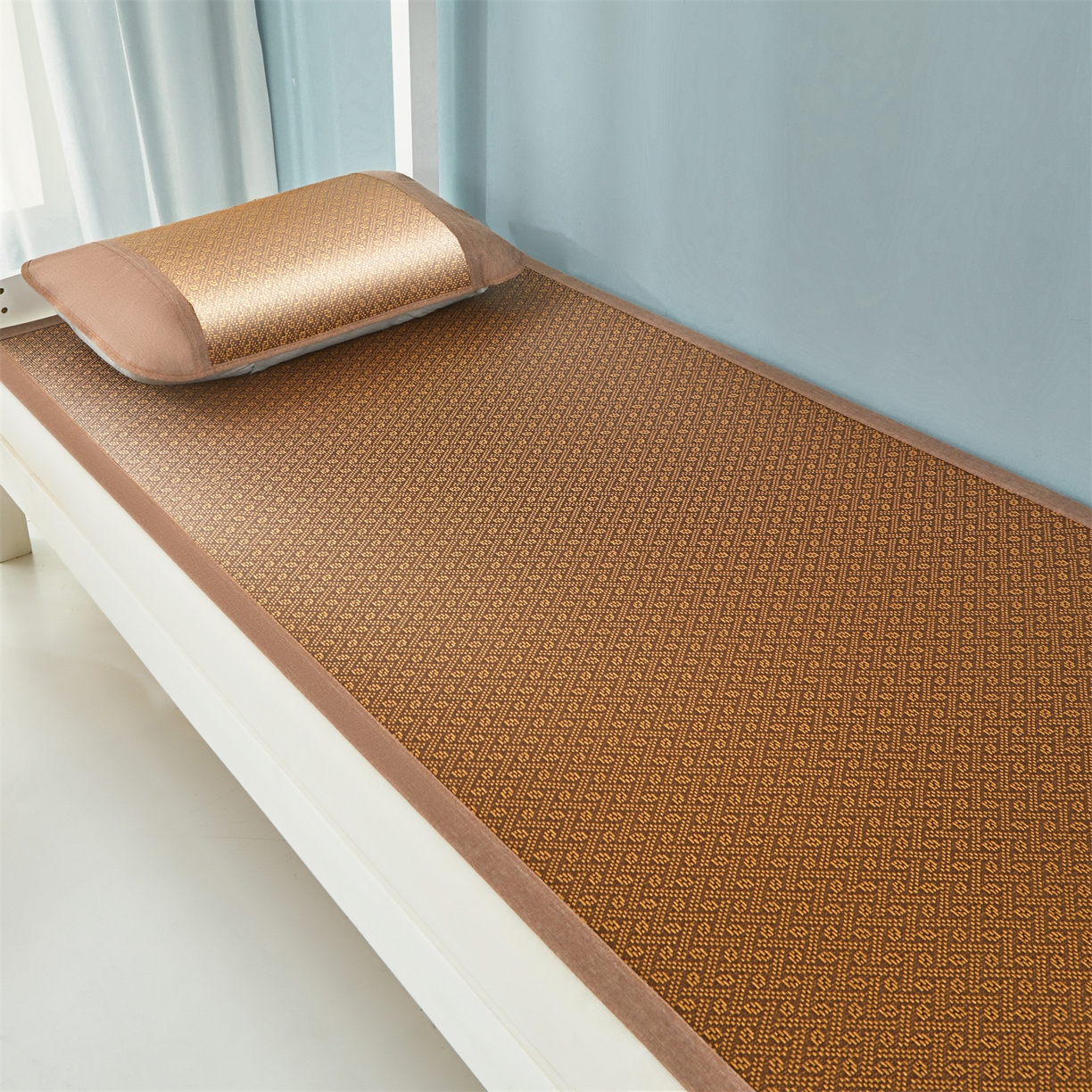 91家纺网 家纺一手货源 找家纺 绒艺席业 2025新款学生宿舍凉感藤席 游泳小企鹅-格纹