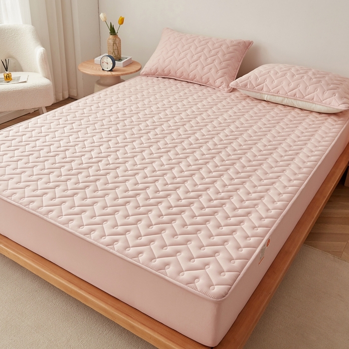 91家纺网 家纺一手货源 找家纺 蕾诺家纺 2025新款纯棉全包裹床罩防滑防尘夹棉床笠 波浪纹粉色