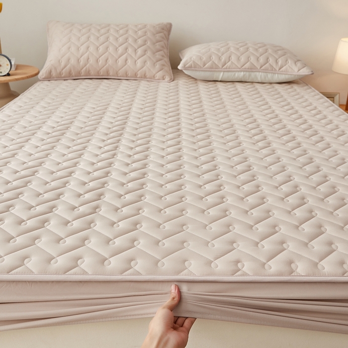 91家纺网 家纺一手货源 找家纺 蕾诺家纺 2025新款纯棉全包裹床罩防滑防尘夹棉床笠 波浪纹驼色