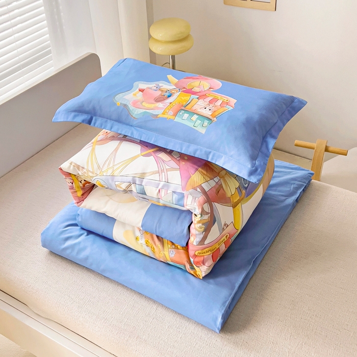 91家纺网 家纺一手货源 找家纺 梵赫 2025新款A类儿童数码卡通亲肤幼儿园套件三件套-星梦 摩天轮-蓝