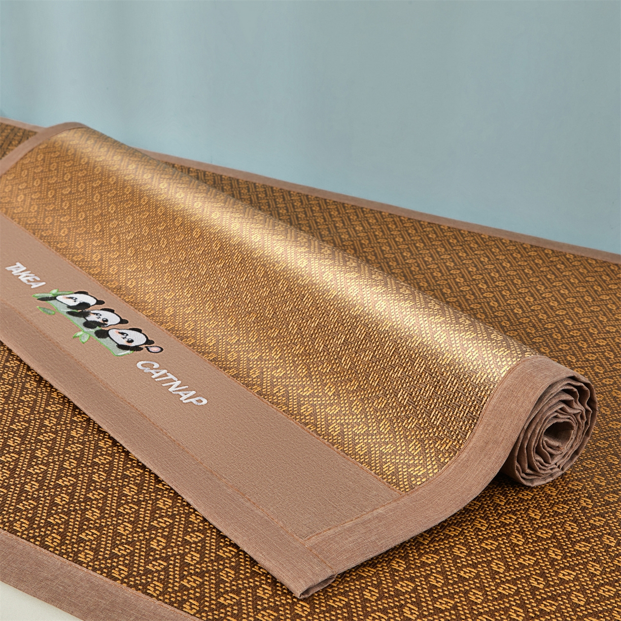 91家纺网 家纺一手货源 找家纺 绒艺席业 2025新款学生宿舍凉感藤席 萌萌熊猫-格纹