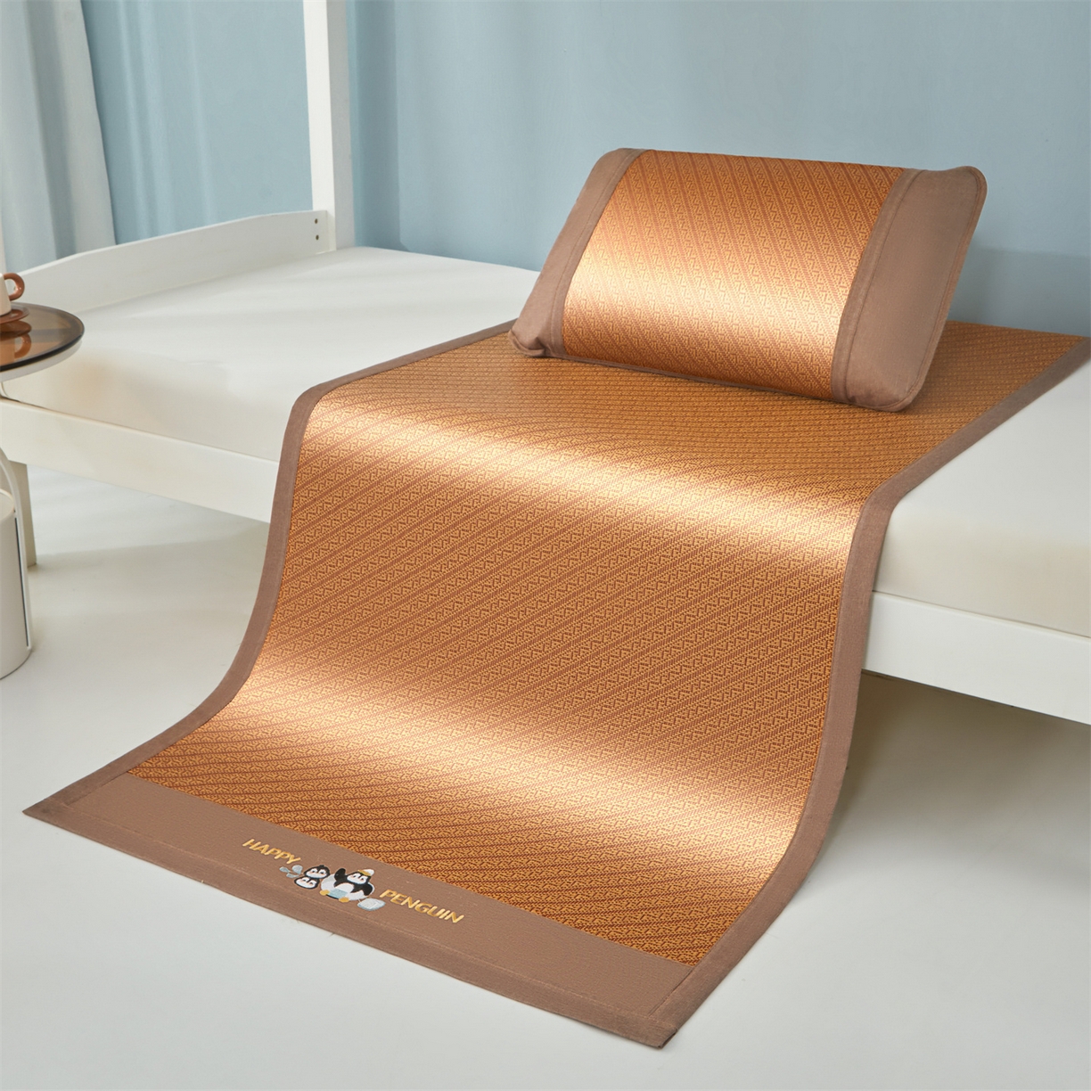 91家纺网 家纺一手货源 找家纺 绒艺席业 2025新款学生宿舍凉感藤席 游泳小企鹅-斜条纹