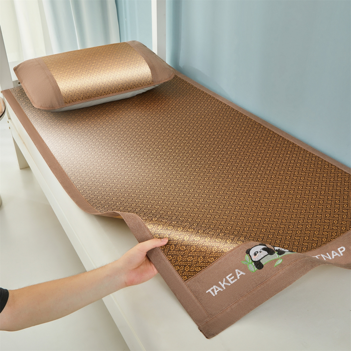 91家纺网 家纺一手货源 找家纺 绒艺席业 2025新款学生宿舍凉感藤席 萌萌熊猫-格纹