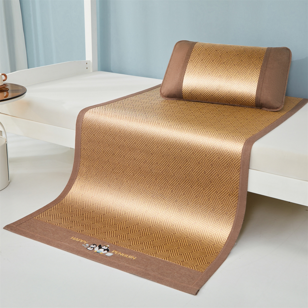 91家纺网 家纺一手货源 找家纺 绒艺席业 2026新款学生宿舍凉感藤席 游泳小企鹅-编织纹