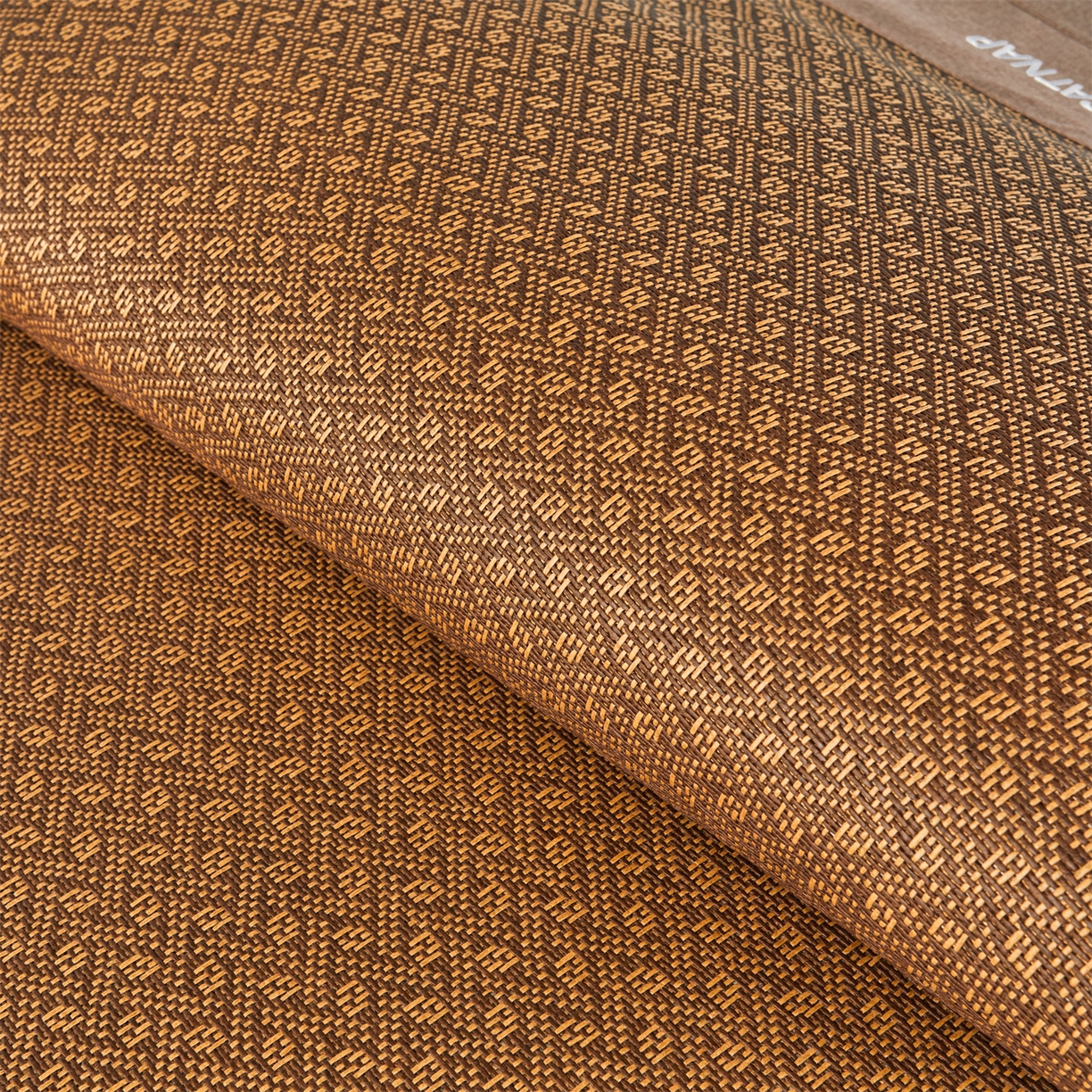 91家纺网 家纺一手货源 找家纺 绒艺席业 2025新款学生宿舍凉感藤席 游泳小企鹅-格纹