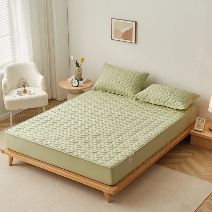 91家纺网 家纺一手货源 找家纺 蕾诺家纺 2025新款纯棉全包裹床罩防滑防尘夹棉床笠 波浪纹绿色