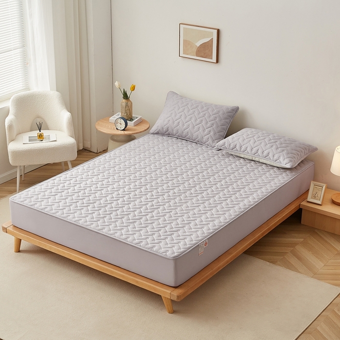 91家纺网 家纺一手货源 找家纺 蕾诺家纺 2025新款纯棉全包裹床罩防滑防尘夹棉床笠 波浪纹浅灰