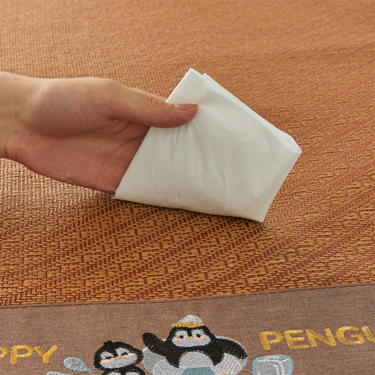 91家纺网 家纺一手货源 找家纺 绒艺席业 2025新款学生宿舍凉感藤席 游泳小企鹅-斜条纹